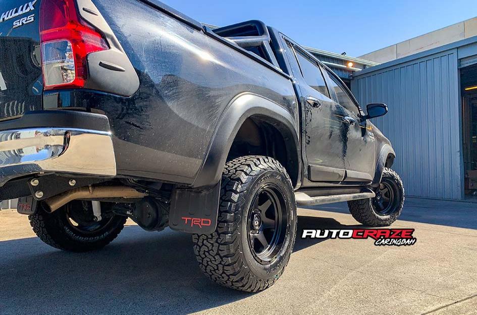 TOYOTA HILUX N80 4WD SHOK MATTE BLACK